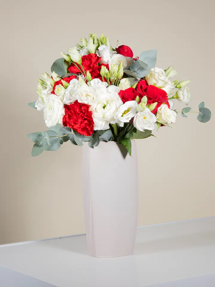 Bouquet bianco rosso in vaso beige